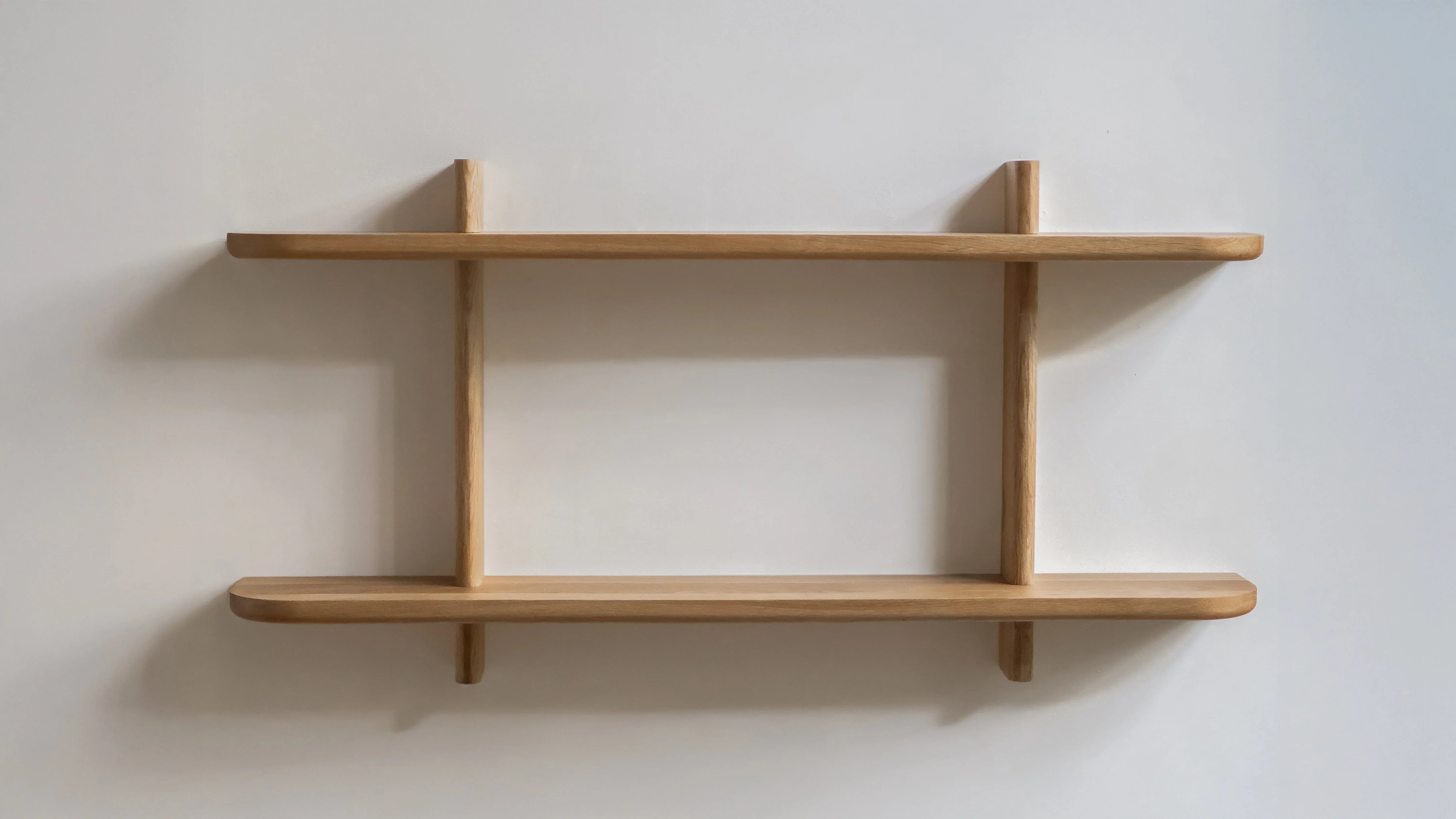 Étagères Sentier : quand le chêne massif redessine vos murs