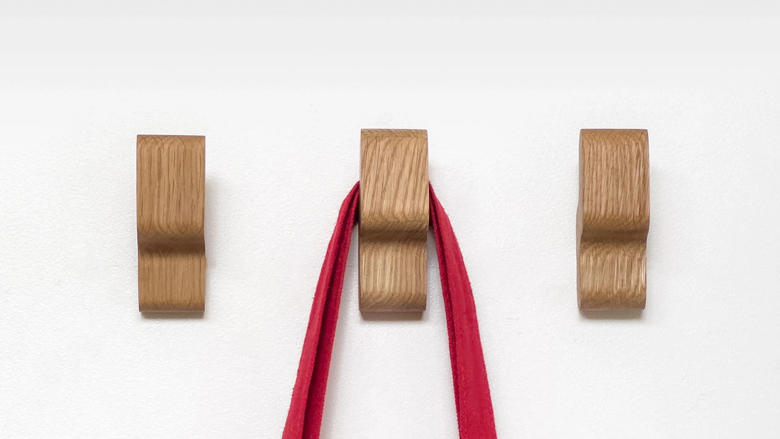 Patère Virgule : l’élégance minimaliste en chêne massif