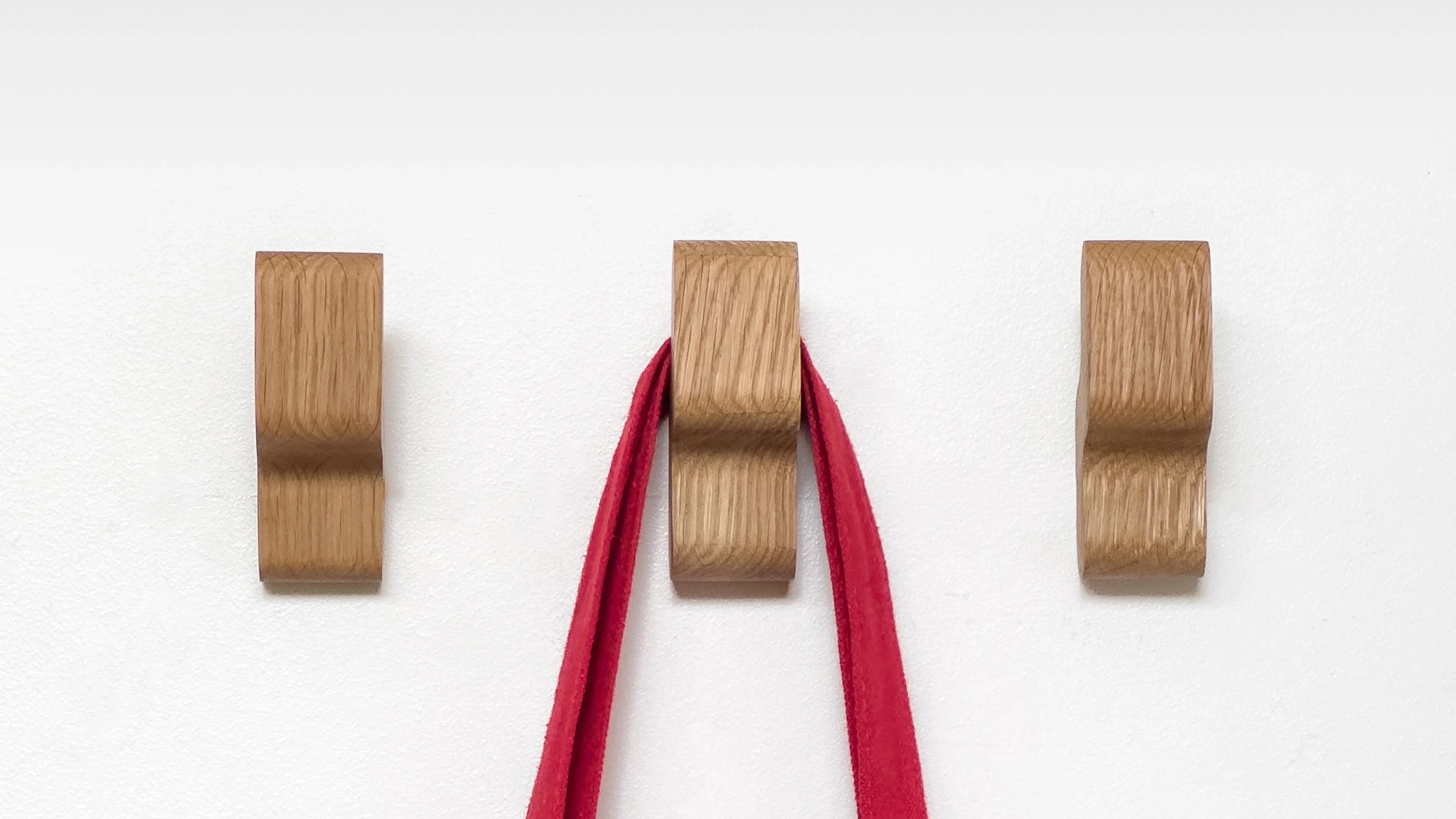 Patère Virgule : l’élégance minimaliste en chêne massif